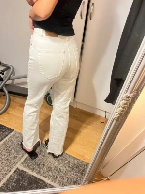 Vita raka jeans - Säljer ett par vita jeans med rak passform. Perfekta att matcha med en crop top eller hoodie för en clean look. 🩷🩷