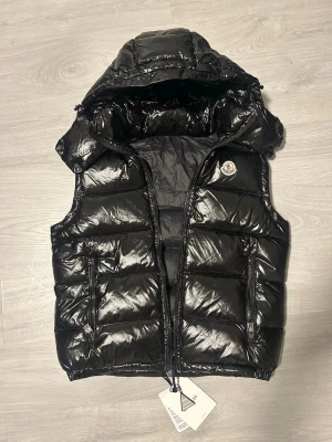 Moncler Vest - Moncler Vest Svart                                               Size 2 (Fits S/M)                                                           NFC - Fungerar                                                             Priset kan diskuteras 