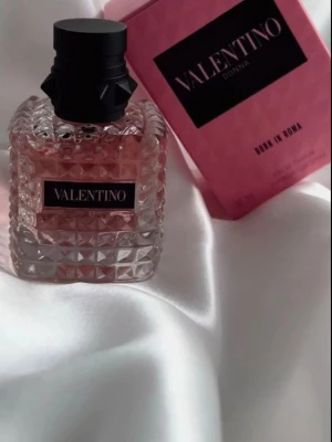 Valentino Donna Born In Roma parfym - Lyxig parfym från Valentino i serien Donna Born In Roma. Flaskan är fyrkantig med nitar i glaset och har en rosa tonad vätska. Snygg svart kork med Valentino-logga på framsidan. Kommer i en rosa kartong med svart etikett. Säljer då jag fick dubbelter av den i present💕