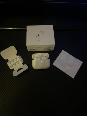 Apple AirPods Pro 3 trådlösa hörlurar - Säljer ett par vita Apple AirPods Pro 3 med laddningsetui och extra silikonpluggar. Hörlurarna är kompakta, har stilren design och levereras i originalförpackning. Perfekta för dig som vill ha grymt ljud och brusreducering i vardagen.