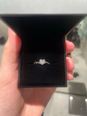 Silverring med hjärtformad sten Jeulia - Säljer en elegant silverring från Jeulia med en gnistrande hjärtformad klar sten i mitten och små stenar längs bandet. Ringen levereras i original ask och påse från Jeulia, perfekt för dig som gillar romantiska detaljer.