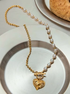 Stål Halsband med Sötvattenspärlor och 18K Guld - LARISSA - Halsband med Äkta Sötvattenspärlor – Varje pärla är unik  Vattentåligt och hypoallergent halsband i rostfritt stål med 18k pvd guldplätering. Smyckets pärlor består av äkta sötvattenspärlor. Varje pärla är unik – eftersom de är naturliga har de små variationer i form och yta och vissa kan ha svagt gulaktiga nyanser.För att bevara glans och färg så länge som möjligt, undvik kontakt med starka kemikalier såsom parfym och rengöringsmedel. Förvara torrt när det inte används. 