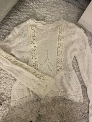Vit stickad tröja med spetsdetaljer zara - Mycket bra skick 