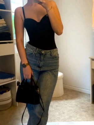 Otroligt snygg fest topp - Säljer nu denna otroligt trendiga festtoppen. Passar perfekt för en utekväll. Storlek S. Köpt här på plick men säljer för den inte kommer till användning. Du är självklart välkommen att komma med prisförslag