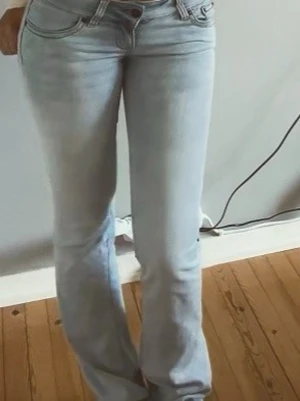 Ljusblå G Rise Gena bootcut jeans - Säljer ett par ljusblå Gena jeans från G Rise i färgen Ice. Jeansen har bootcut-modell med utsvängda ben. De är i storlek s och längd long. Något upptrampade men inget man märker vid användning. Se bild. 