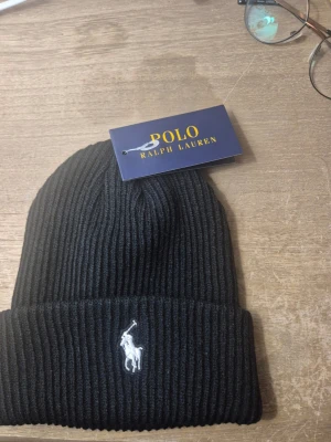 Svart polo mössa köp flera få rabatt  - Svart polo mössa jättebra för vintern skön och fluffiga, vill däremot inte behåll därför att jag passar inte bra med mössor eftersom jag har långt hår