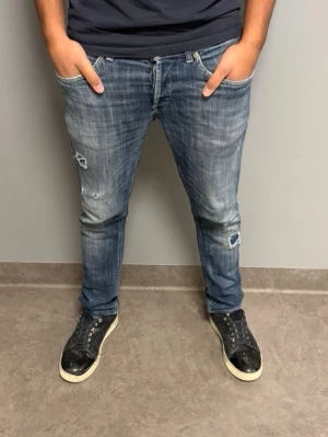 Dondup George 33w  - Säljer ett par blå jeans från Dondup i storlek 33w. Nypris på dessa brallor är runt 3000-3500kr och säljer nu för ett bra pris. Säljer dom för jag inte använder dom längre. Tveka inte på att höra av dig vid frågor! Billigare vid snabb affär! 💨🔥