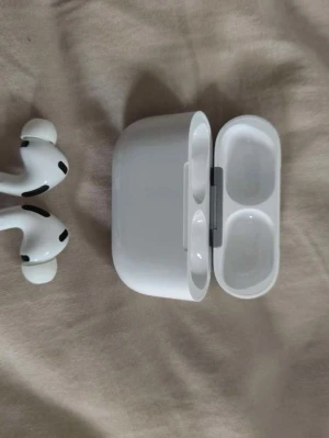 Apple AirPods Pro med laddetui - Hej.  Säljer ett par AirPods Pro (3:a generationen) i gott skick.  Levereras komplett med originalförpackning och extra öronpluggar.  Serienumret stämmer med boxen, fodralets insida, AirPods:en och iPhone-inställningarna. Skickar inom 1 dag efter betalning.