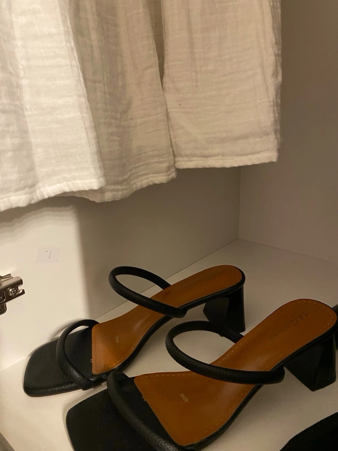 Svarta sandaler med klack och remmar