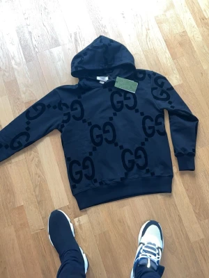 Gucci hoodie - Svart/Black - Snygg svart GG hoodie med svart och mattsvarta färger. Originaltags och påse medföljer! Storlek S. Tveka inte på att fråga vid funderingar