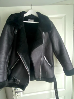 skinnjacka ifrån NAKD - fodrad skinnjacka från NAKD i storlek 36.