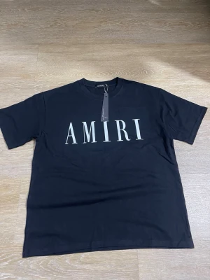 Svart  t-shirt  - Svart t-shirt  i storlek M