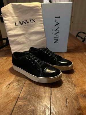 Svarta Lanvins I 44 - Svarta lanvins i mycket bra skick. Storleken är 44. Påse och låda följer med. Hör av dig vid frågor eller prisförslag!!