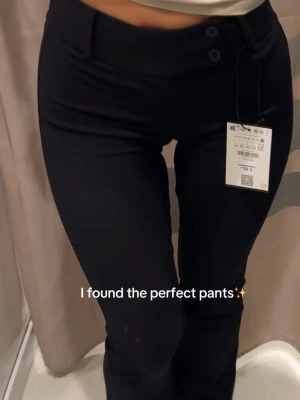 Bershka kostymbyxor  - Säljer dessa populära kostymbyxor från bershka! Prislapp sitter kvar, stl 34, slutsålda på hemsidan