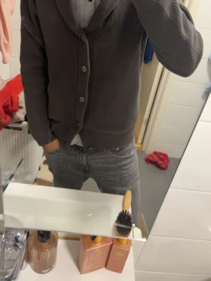 John Henric kofta - Säljer min knappt använda kofta från John Henric i storlek M. Den är grön men upplevs grå i mörkt ljus. 