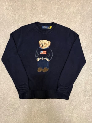 Ralph Lauren Polo bear tröja  - Tja! Säljer denna stilrena Ralph Lauren Polo Bear Stickade Tröjan i toppskick! Storlek M. Använt ett fåtal gånger, pris kan diskuteras. Inga defekter! Tveka inte att kontakta vid frågor eller prisförslag!