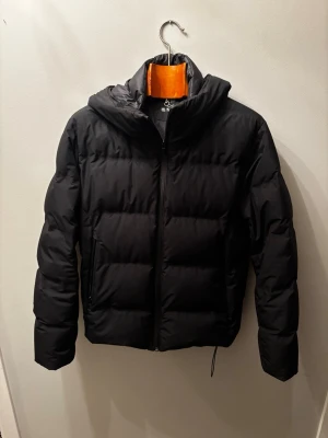 Svart dunjacka från Uniqlo - Säljer nu min fina dunjacka från Uniqlo eftersom att jag har vuxit ur den. En varm, väldigt bekväm och lätt jacka i nyskick.                                                                             Storlek S, nypris 1800                                                  Tveka inte på att höra av dig ifall du har några funderingar!