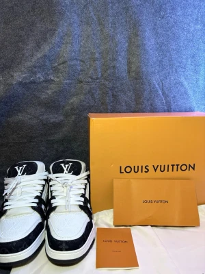 Lv trainers - Säljer ett par Lv trainers i storlek 43 (10) skorna är använda endast en gång och är i ett dunder skick! 3 par inne just nu!