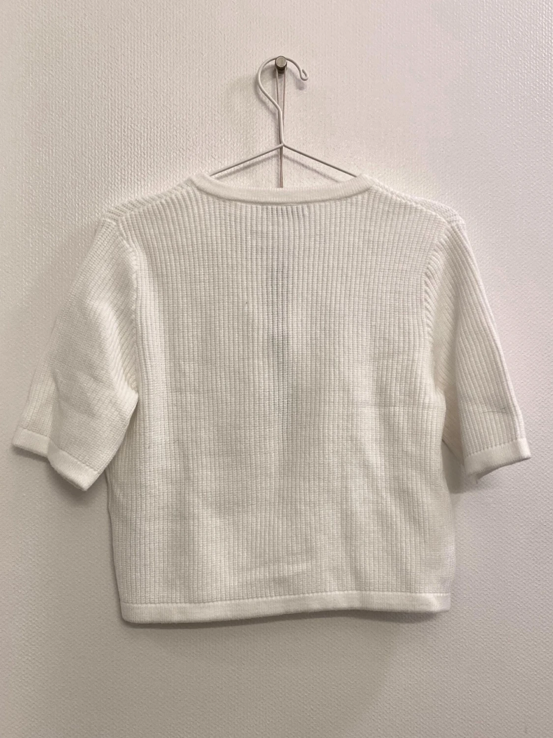 Vit kofta med svarta rosetter  - 3