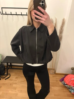 Sweatshirt från Zara - Så snygg sweatshirt i bomberjacka-modell från Zara. Använd 1 gång. Slutsåld. Den är mörkgrå/svart