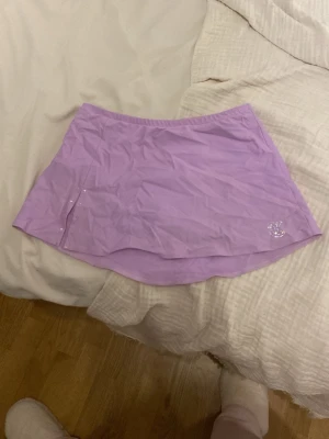 Thuno kjol - Thuno kjol i färgen pony. Kjolen är i kids L men sitter ungefär som en vuxen xs-s.