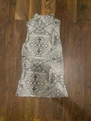 Ärmlös polo med krage - Har ett litet hål längst ner på någon av sidorna. Köparen står för frakten!