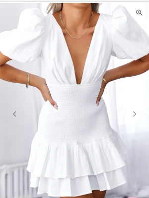 Vit klänning från hello Molly - Supersöt vit kort klänning från HelloMolly med puffärmar, har använt den en gång. 