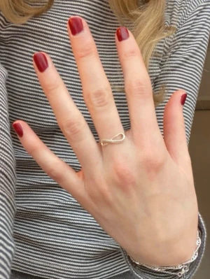 Snygg silverring med infinity-symbol - Stilren ring i sterling silver med en tunn, minimalistisk design och en infinity-symbol/evighetstecken framtill. Perfekt för dig som gillar enkla men trendiga smycken. Passar till alla tillfällen och är lätt att matcha med andra accessoarer. Har även små kristaller på halva evighetstecknet.