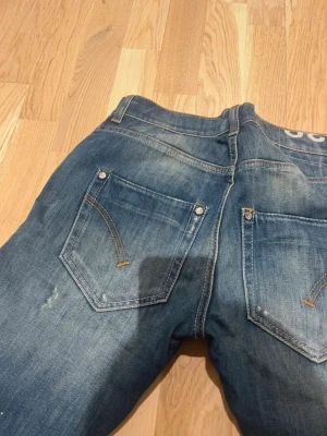 Blå jeans från dondup  - Snygga blå jeans från dondup storlek w30 men skulle säga att de sitter som w31 hör av dig vid minste lilla fråga🤩🎉