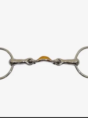 Pessoa Magic, tredelat bett 11,5 cm - Ett Magic System tredelat bett med lösa ringar som förhindrar att bettet vinklas upp i gommen, trots att det är ledat. Tredelat med droppe i koppar som har en lugnande effekt.  Kan alltså fungera bra för hästar med oroliga munnar.  Använt några få gånger. Köparen står för frakt.  400kr  