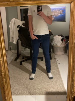 Mörkblå  jeans från Replay - Snygga mörkblå slim fite  jeans från Replay i modellen ambass perfekta för en grich look skriv för mer bilder🍾🍾🍾🔥🔥🔥🔥 