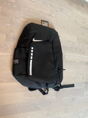 Svart Nike Elite ryggsäck - Hej! Säljer en fet helt ny Nike elite ryggsäck!          Den är väldig praktisk då den har massor av olika fack. 🎒.                                                                      Måtten finns på dem sista bilderna📐.                                Priset kan diskuteras och skickas inom 24 Tim 😊💨