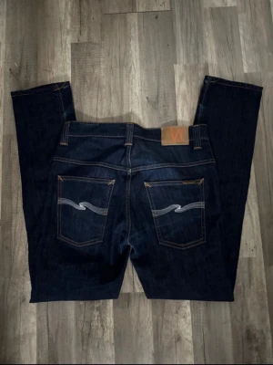 Mörkblå Nudie Jeans Thin Finn - Tja! Säljer ett par skit snygga Nudie jeans i modellen Thin Finn Storlek 32/32 men lite mindre i modellen.