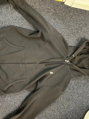 Svart Ralph Lauren zip (S)  - Tja, säljer denna snygga Ralph Lauren hoodien. Perfekt inför våren! Hoodien är i storleken small, och modellen på bilderna är 180cm. Pris kan diskuteras! 