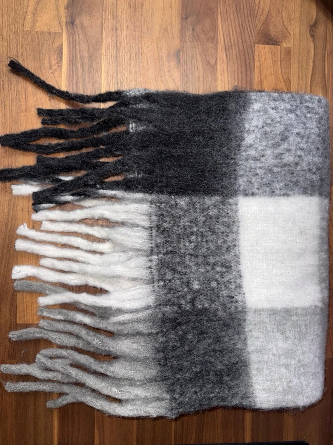 Rutig halsduk i svart, grått och vitt