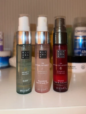 Rituals hår- och kroppsmist 3-pack - Tre olika hår- och kroppsmister från Rituals: The Ritual of Jing (grön), The Ritual of Sakura (rosa) och The Ritual of Ayurveda (röd). Smidiga 20 ml flaskor, perfekta att ta med. Ger en fräsch doft och känsla till både hår och kropp.