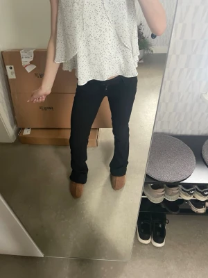 Zara basic prickig top - Säljer en prickig trendig Zara top som är i nästan helt nytt skick