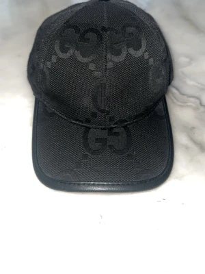 Svart gg jumbo keps - Snygg svart keps  med klassiskt GG-monogram i ton-i-ton. GG jumbo keps som är riktigt clean och snygg 