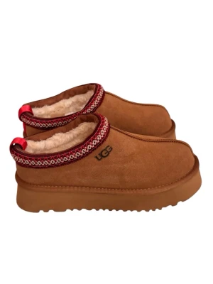 UGG  - Säljer ett par bruna UGG i nyskick! Har endast använt dom en gång, storlek 42 ✨
