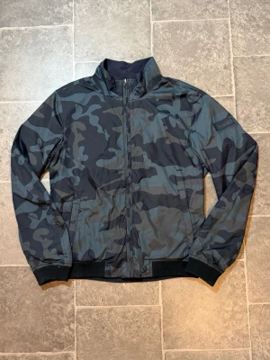 Woolrich windbreaker - •9/10 skick - mycket bra skick✅ •Storlek S📏 •Inkluderat - windbreaker/jacka🧥 •Fraktar inom 24h📦 •Nypris - ca 2500 SEK💸