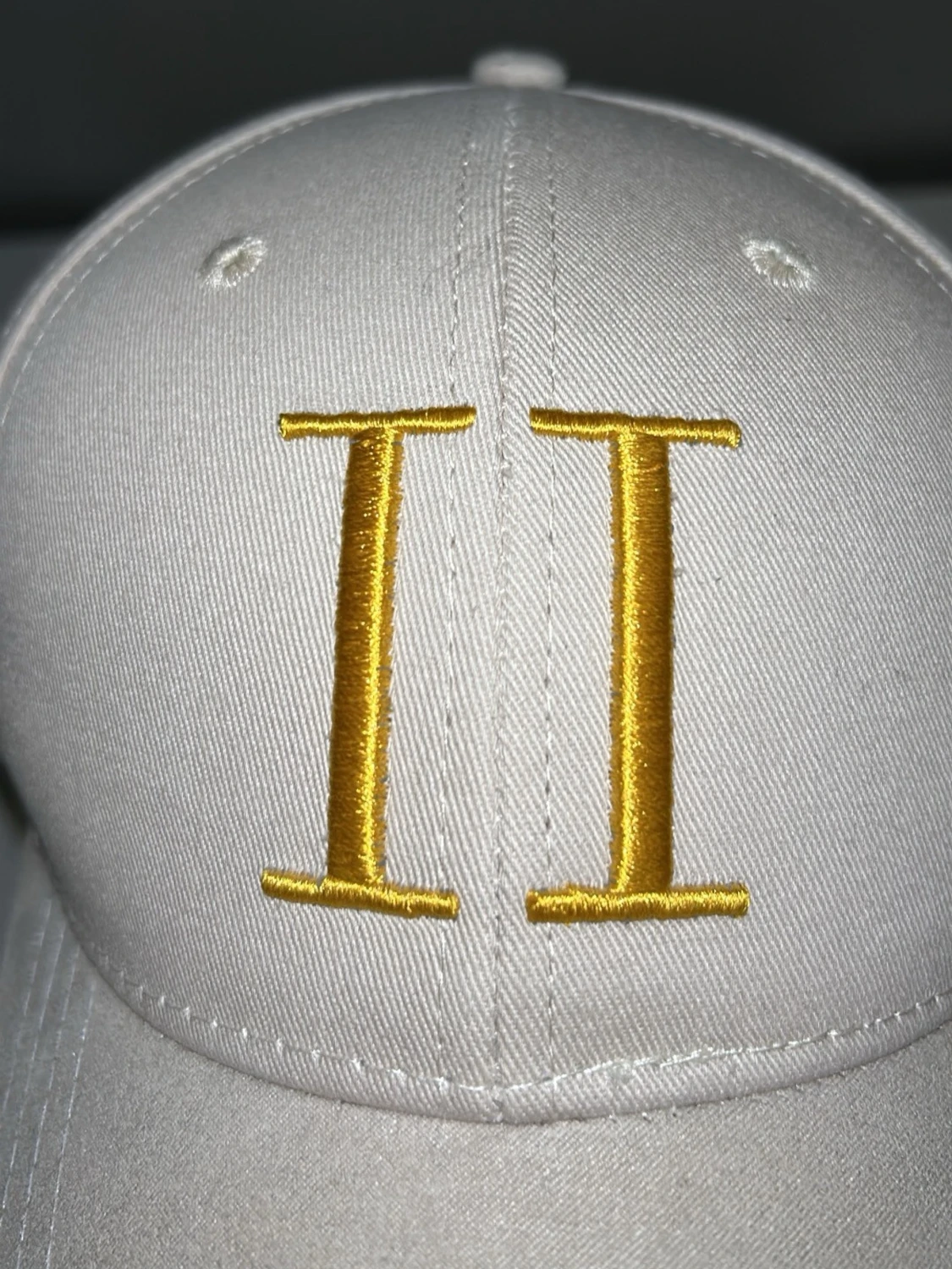 Beige keps med gul brodyr II - 1