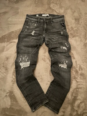 Grå replay jeans  - Säljer ett par feta replay jeans som är i väldigt bra skick och sitter bra! Dom är snygga och passar till om du gillar fancy  och grisch stilen och mer åt de hållet och dom passar riktigt bra nu till våren! Pris kan diskuteras vid snabb affär!