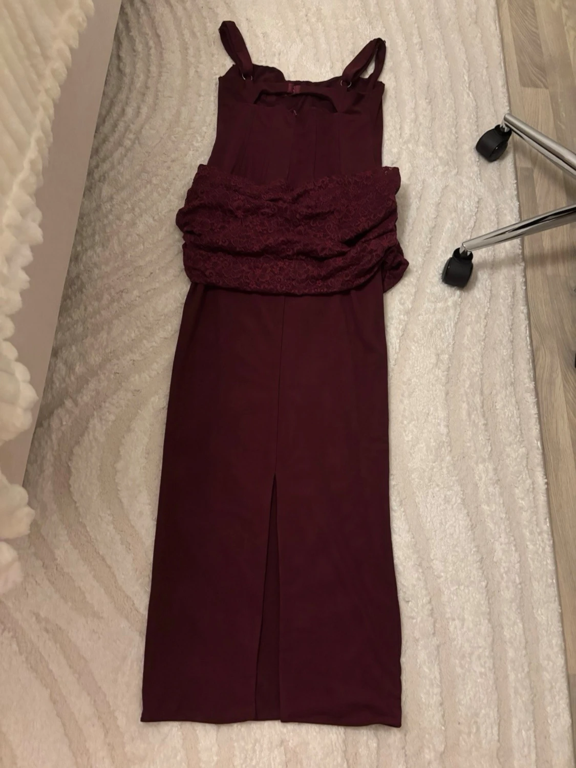 Vinröd lång klänning med korsettliv  - 4