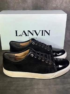 Lanvin toecap skor - Lanvin toecap size 43 medium box. Väldig bra skick ända defekten är att sulan är utbytt. Annars väldigt bra skick! Box och dustbag kommer med!