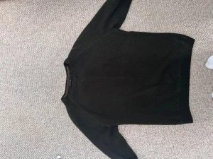 Grön cashmeretröja Massimo Dutti - Mjuk svart tröja från Massimo Dutti wool + cashmir. Klassisk rund halsringning och långa ärmar. Enkel och stilren design som passar perfekt till många olika looks.