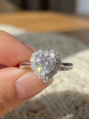 Ring i äkta silver (925) med hjärtformad cubic zirconia  - Superfin silver ring (925) med en stor hjärtformad glittrande sten i mitten, omgiven av mindre gnistrande stenar. Ringen har en klassisk och romantisk design som verkligen drar blickarna till sig. Storlek: ca. 16,5 mm