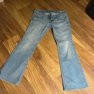 Ljusblå bootcut jeans - ett par ljusblå bootcut jeans med lågmidja och fin passform ifrån diesel!!🥰 de har blivit laggade i skrevet men inget som synd när dom sitter på❤️ midjemått är 38cm och innerbenet är 75cm