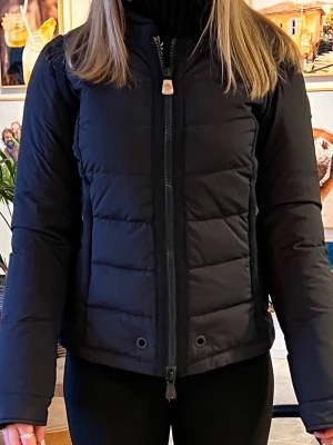 Marinblå Monclerjacka - Snygg marinblå pufferjacka från Moncler med quiltad design och hög krage. Knappt använd - mycket fint skick. 