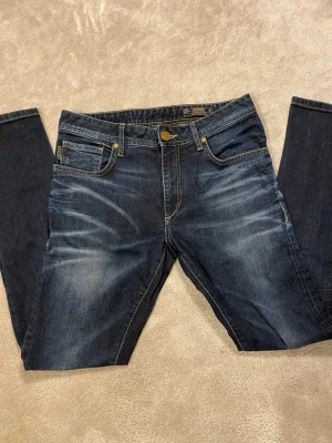 Jack n Jones originals jeans  - Feta jack n Jones jeans med sjuk tvätt. Storleken står inte på jeansen men de sitter runt 30/30-29/29. Modell Originals by Jack n Jones. Inga defekter, skriv för frågor eller måtten på jeansen 😊