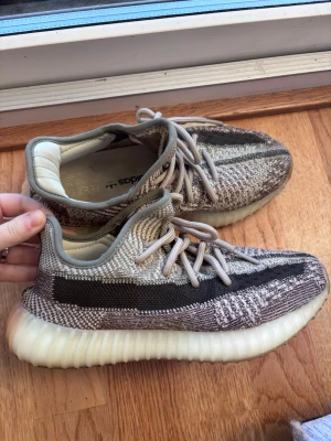 Adidas Yeezy Boost 350 - Adidas Yeezy Boost 350 V2 i bra skick. Ny kostar 2350 Har inte kartong kvar. Äkta. Fina och mjuka men kommer inte till användning mer.